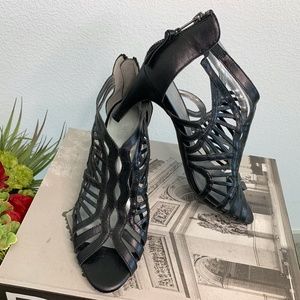 Aerosoles Heelrest Women's shoes in black /cut out design with a back zipper.